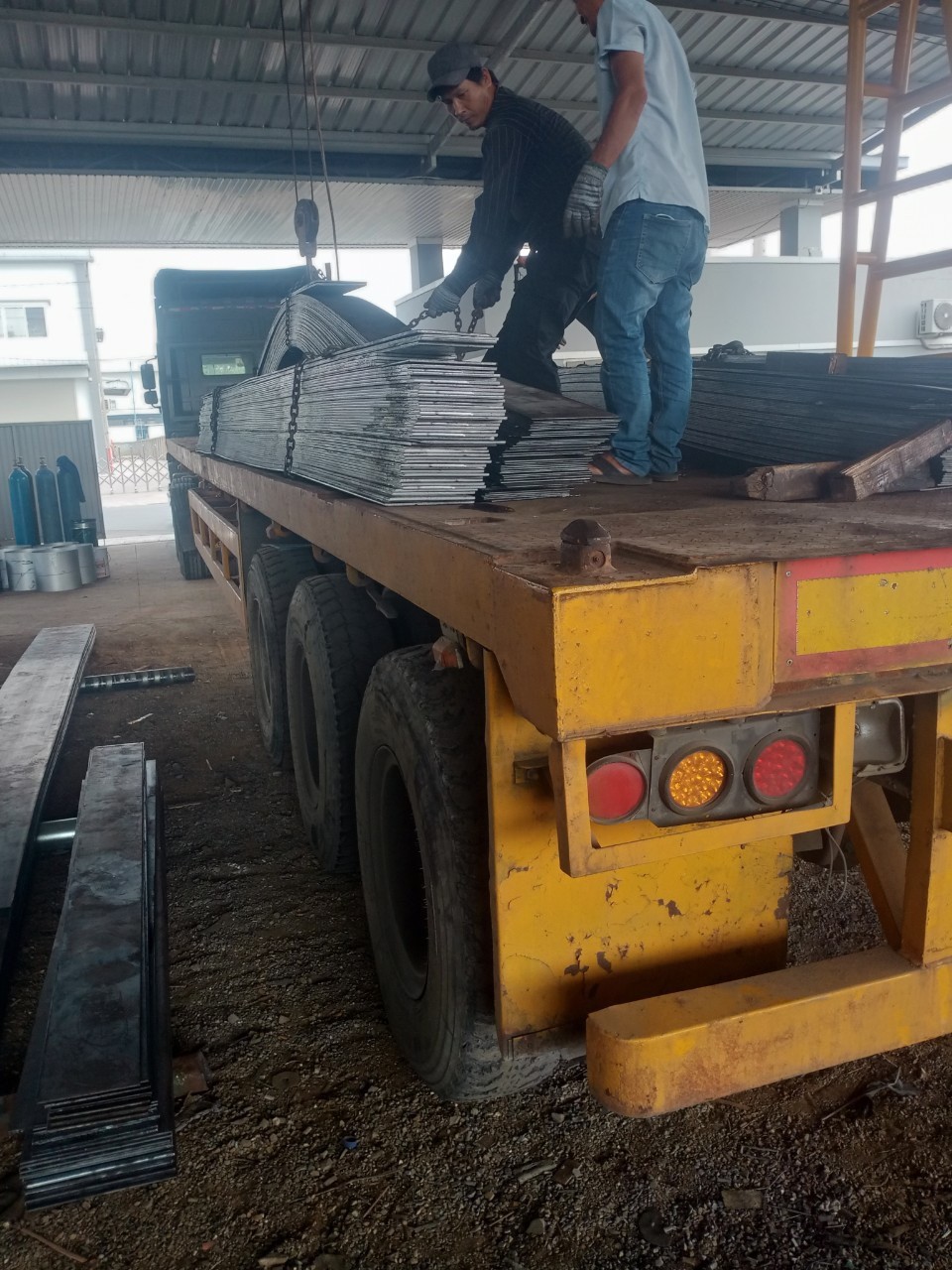 don-hang-thep-tam-cho-cong-trinh-kcn-song-than